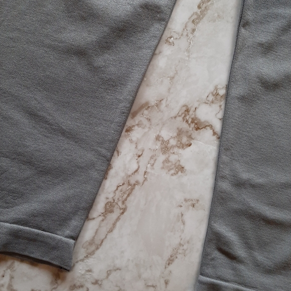 🆕️ Black & Gray Ombre Capri Leggings - Picture 5 of 7